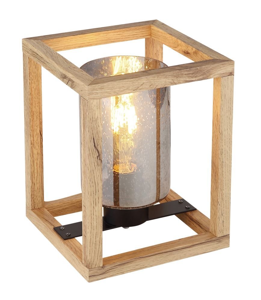 Lampa stołowa z drewnianą ramą w kształcie sześcianu, wewnątrz której znajduje się szklany klosz z widoczną żarówką. Klosz jest przydymiony, a światło żarówki tworzy ciepły efekt świetlny.