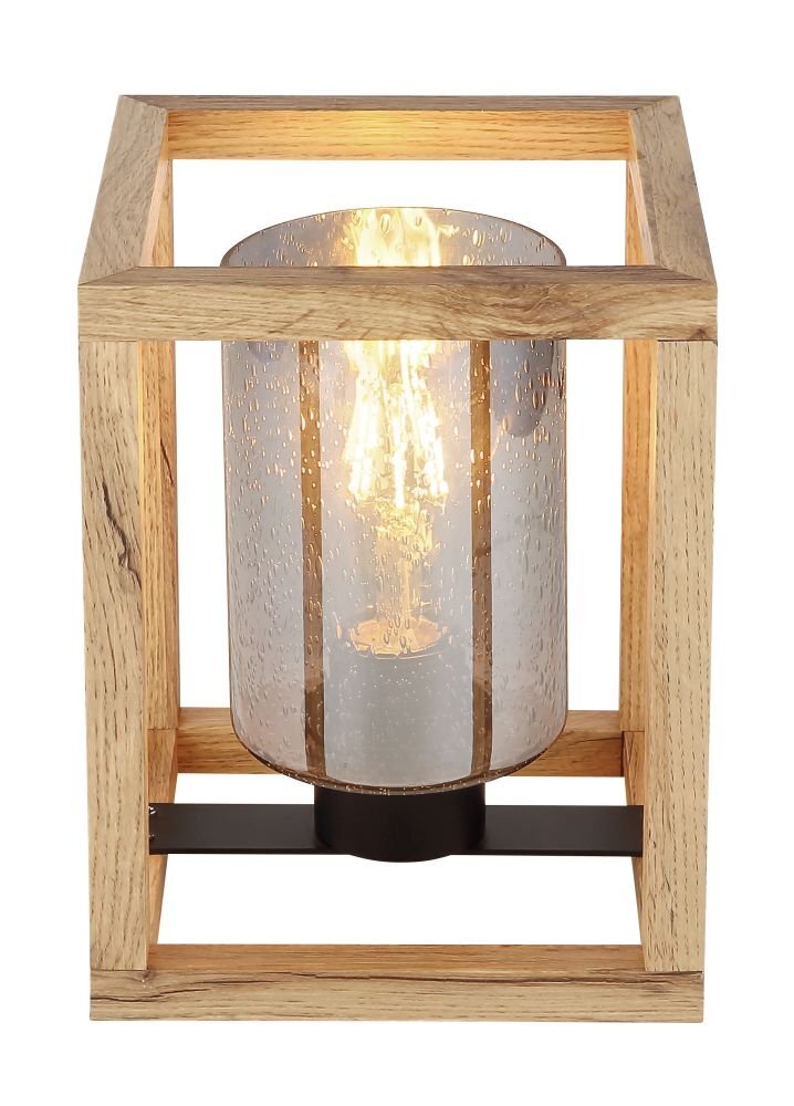 Lampa stołowa z drewnianą ramą w kształcie sześcianu, wewnątrz której znajduje się szklany klosz z widoczną żarówką. Klosz jest przydymiony, a podstawa lampy wykonana jest z czarnego matowego materiału.