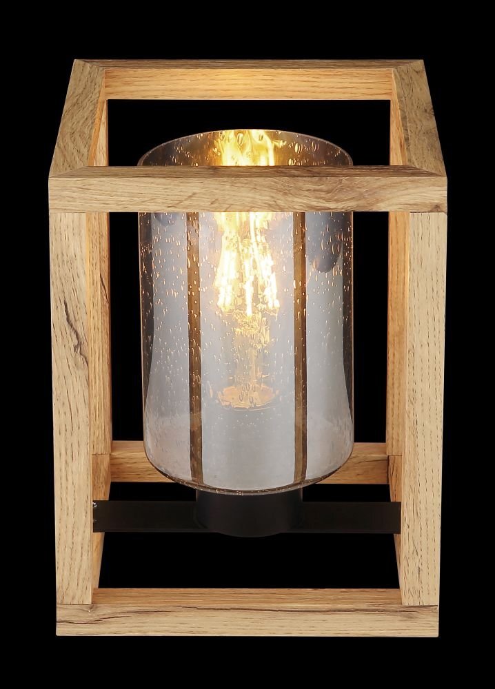 Lampa stołowa z drewnianą ramą w kolorze brązowym, wewnątrz której znajduje się szklany klosz z widoczną żarówką. Klosz jest przydymiony, a całość ma nowoczesny design.
