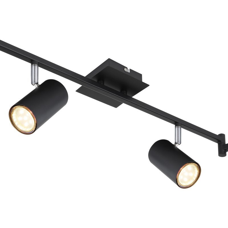 Czarna matowa lampa sufitowa z dwoma cylindrycznymi reflektorami zamontowanymi na prostokątnej listwie. Reflektory są regulowane i emitują ciepłe światło.