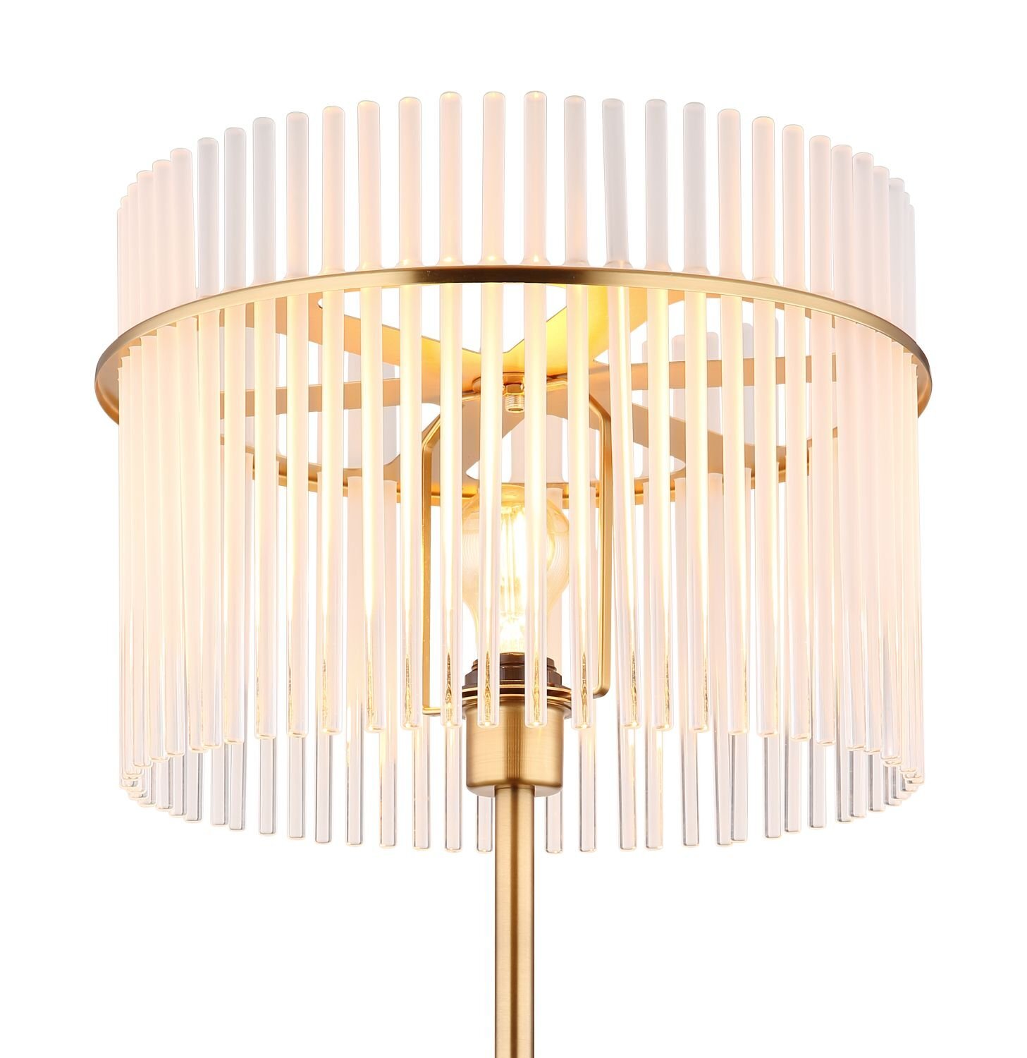 Lampa podłogowa z metalowym stelażem i kloszem z pionowych, przezroczystych prętów, przez które widać żarówkę. Konstrukcja ma złoty kolor, a światło jest ciepłe i rozproszone.