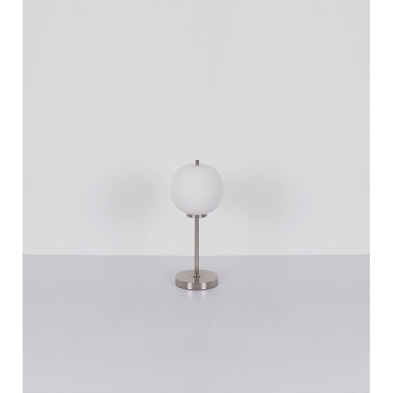 Na obrazie widoczna jest lampa stołowa z matowym niklowym wykończeniem i opalowym szklanym kloszem, umieszczona na prostym, metalowym stojaku.