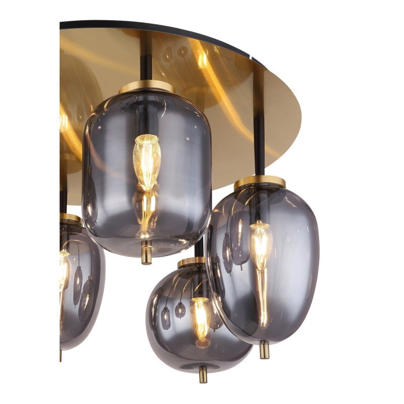Lampa sufitowa z sześcioma żarówkami umieszczonymi w przydymionych szklanych kloszach. Elementy metalowe mają matowe wykończenie, a całość jest zamontowana na okrągłej podstawie.