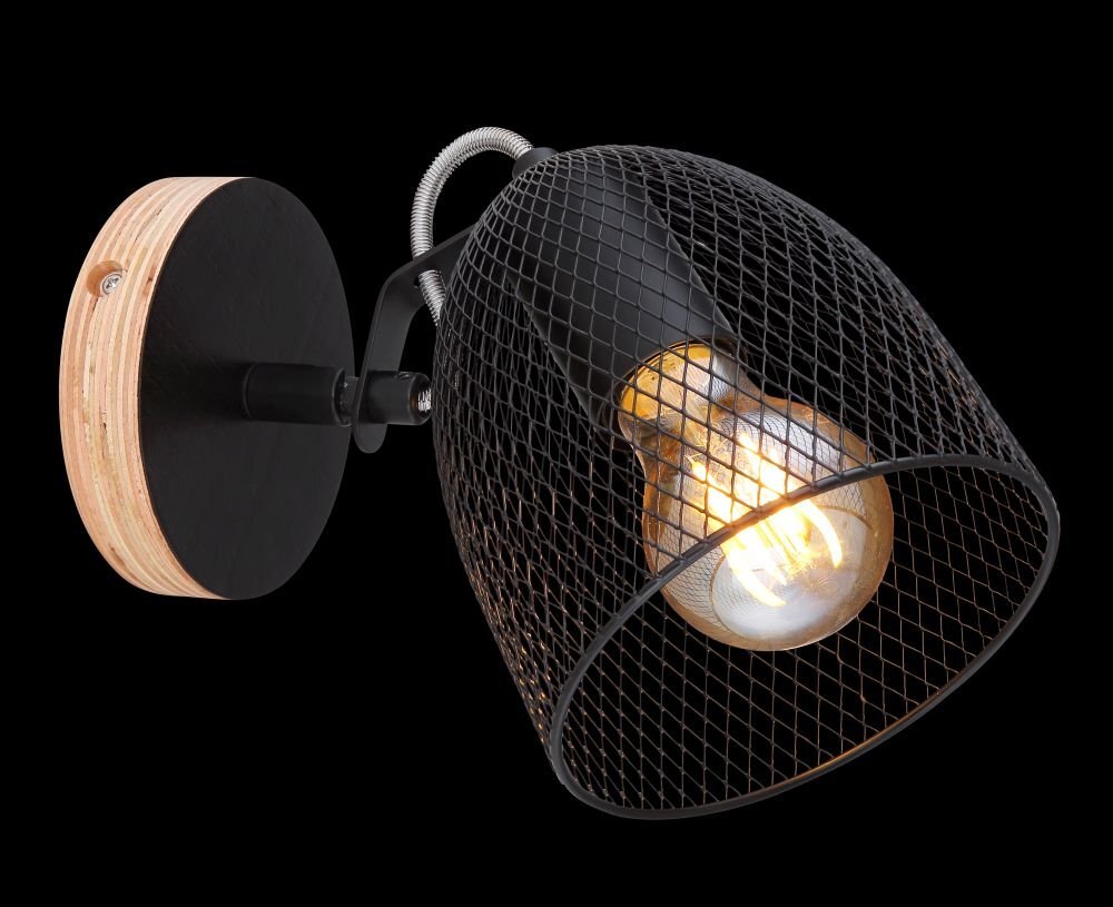 Reflektor spot wykonany z czarnego metalu i ciemnego drewna, z kloszem w formie siatki, w którym znajduje się żarówka. Produkt ma nowoczesny design i jest przymocowany do okrągłej podstawy.
