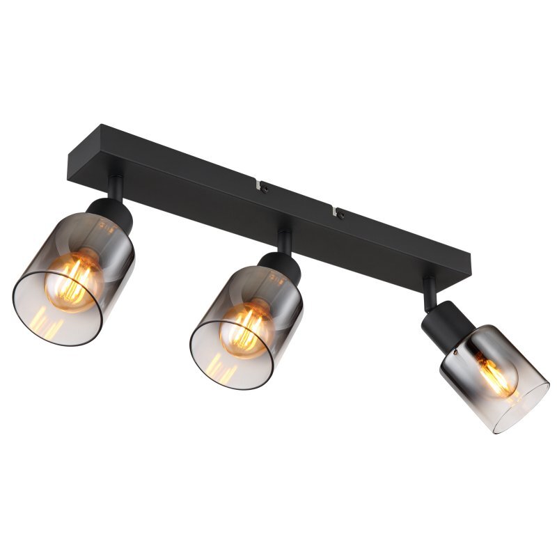 Lampa sufitowa z trzema źródłami światła, każde osłonięte przydymionym szkłem, zamontowana na prostokątnej, czarnej matowej podstawie. Żarówki emitują ciepłe, żółte światło.