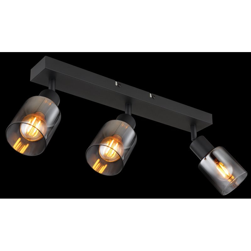 Lampa sufitowa z trzema źródłami światła, zamontowana na prostokątnej, czarnej matowej listwie. Każde źródło światła jest osłonięte przydymionym szklanym kloszem.