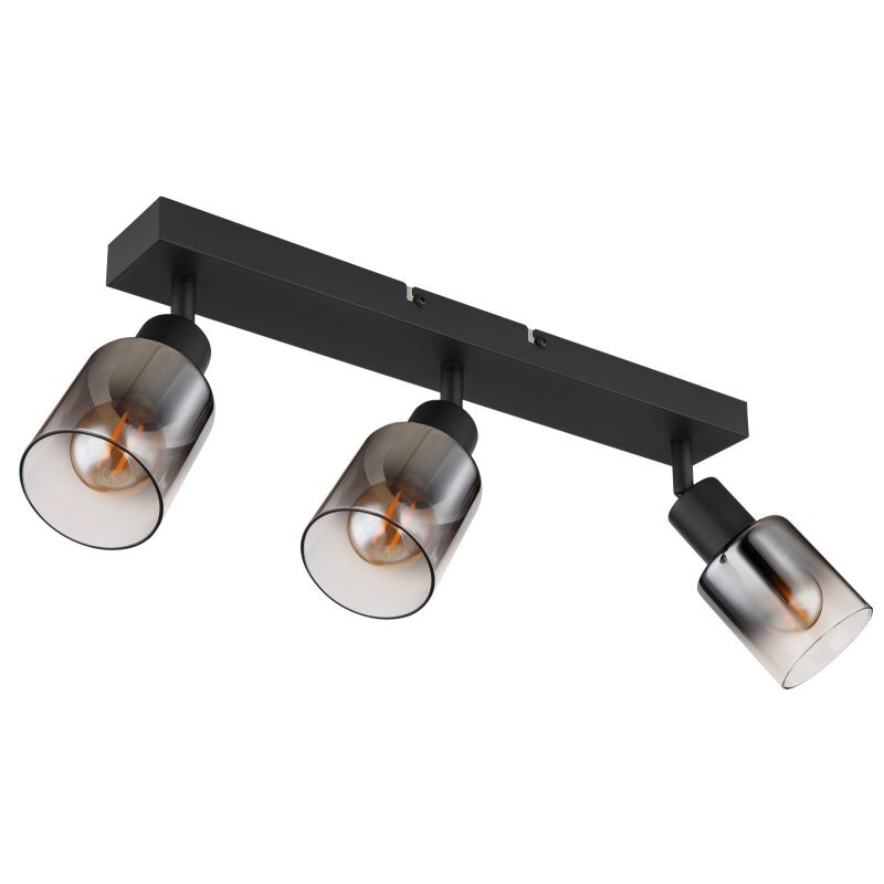 Lampa sufitowa z trzema reflektorami w czarnym matowym wykończeniu, z przydymionymi szklanymi kloszami. Każdy klosz zawiera widoczną żarówkę.