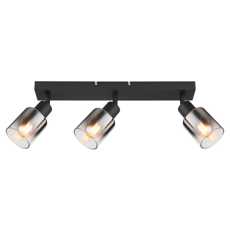 Lampa sufitowa z trzema reflektorami w czarnym matowym wykończeniu z przydymionymi szklanymi kloszami. Każdy klosz zawiera widoczną żarówkę emitującą ciepłe światło.