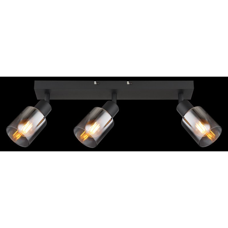 Lampa sufitowa z trzema reflektorami w czarnym matowym wykończeniu, z przydymionymi szklanymi kloszami. Każdy klosz zawiera widoczną żarówkę emitującą ciepłe światło.