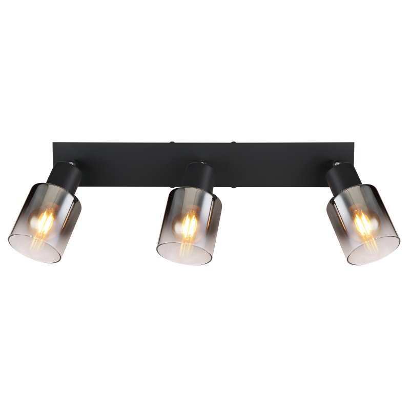 Lampa sufitowa z trzema źródłami światła, zamontowana na prostokątnej, czarnej matowej podstawie. Każde źródło światła jest osłonięte przydymionym szklanym kloszem.
