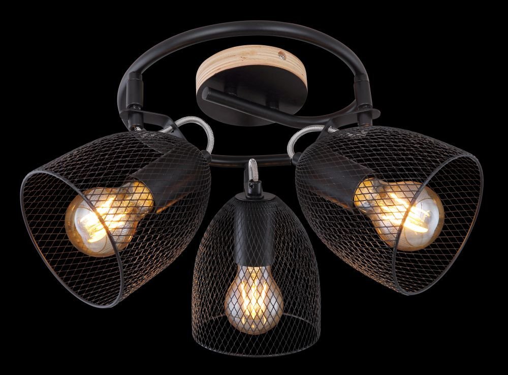 Lampa sufitowa z trzema żarówkami, każda osłonięta kloszem z czarnej siatki, zamontowana na ciemnym drewnie i czarnym metalu. Żarówki emitują ciepłe światło.
