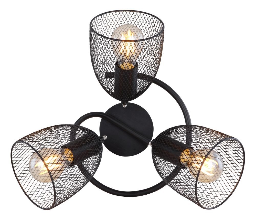 Lampa sufitowa z trzema żarówkami, każda osłonięta kloszem z czarnej siatki. Konstrukcja wykonana z ciemnego drewna i czarnego metalu.