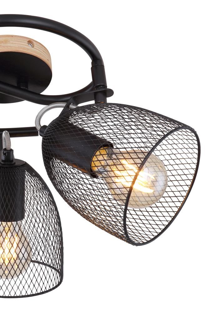 Lampa sufitowa z trzema kloszami wykonanymi z czarnej siatki, zamontowana na ciemnym drewnie i czarnym metalu. Wewnątrz kloszy widoczne są żarówki emitujące ciepłe światło.