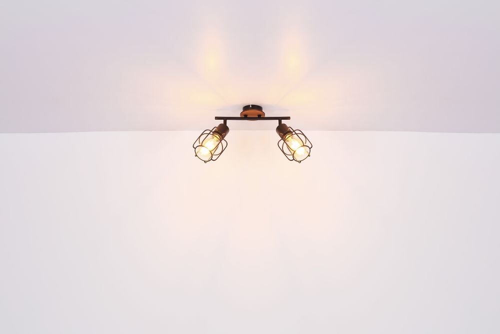 Na obrazie widoczna jest lampa sufitowa z czterema żarówkami w metalowych oprawach, zamontowana na suficie. Lampa ma czarną metalową konstrukcję z elementami brązowego drewna.