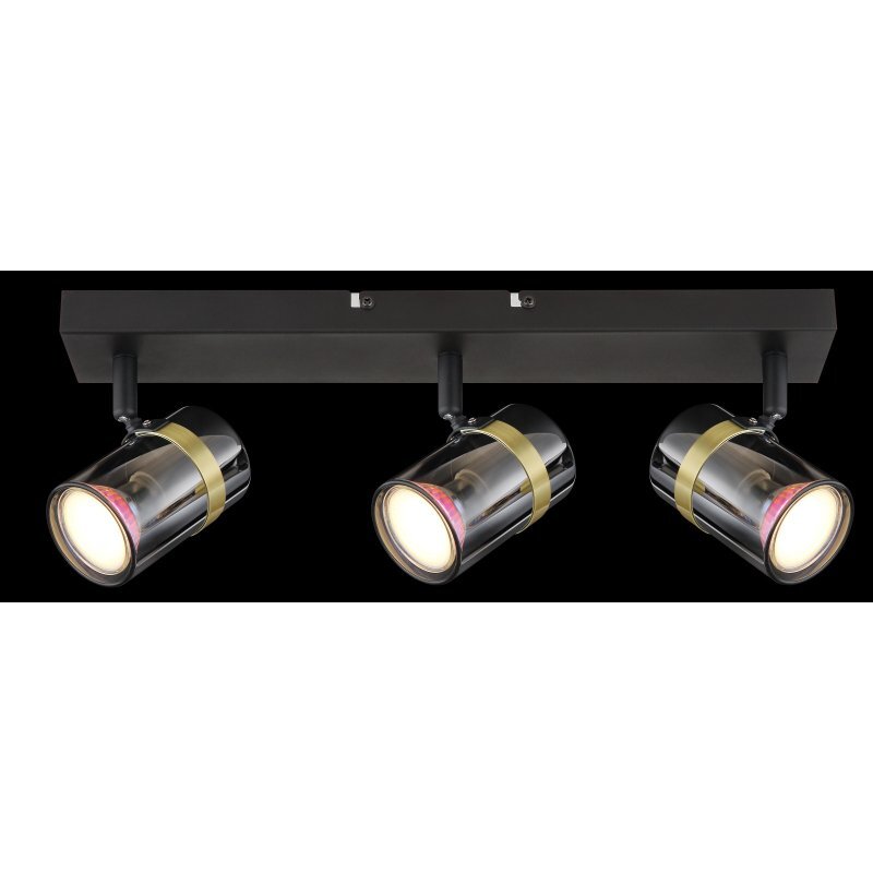 Lampa sufitowa z trzema reflektorami w czarnym matowym wykończeniu, z przydymionym szkłem i mosiężnymi elementami. Każdy reflektor ma kształt cylindryczny i jest zamontowany na prostokątnej podstawie.
