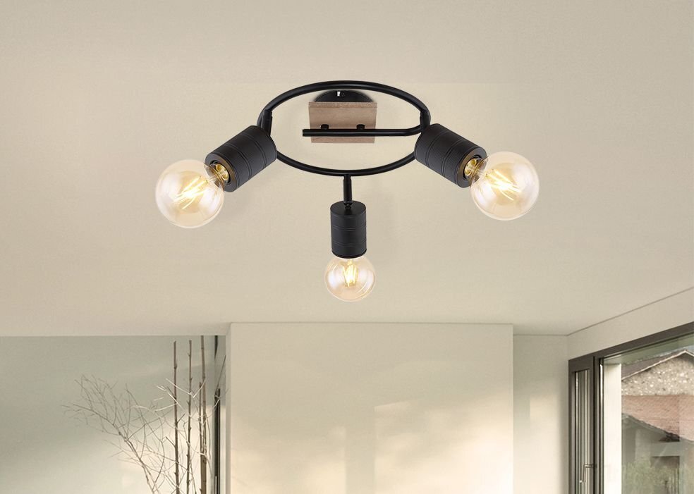 Na obrazie widoczna jest lampa sufitowa z trzema żarówkami, zamontowana na suficie w jasnym pomieszczeniu. Lampa ma ciemnobrązowe drewniane i czarne metalowe elementy, a reflektory są regulowane.