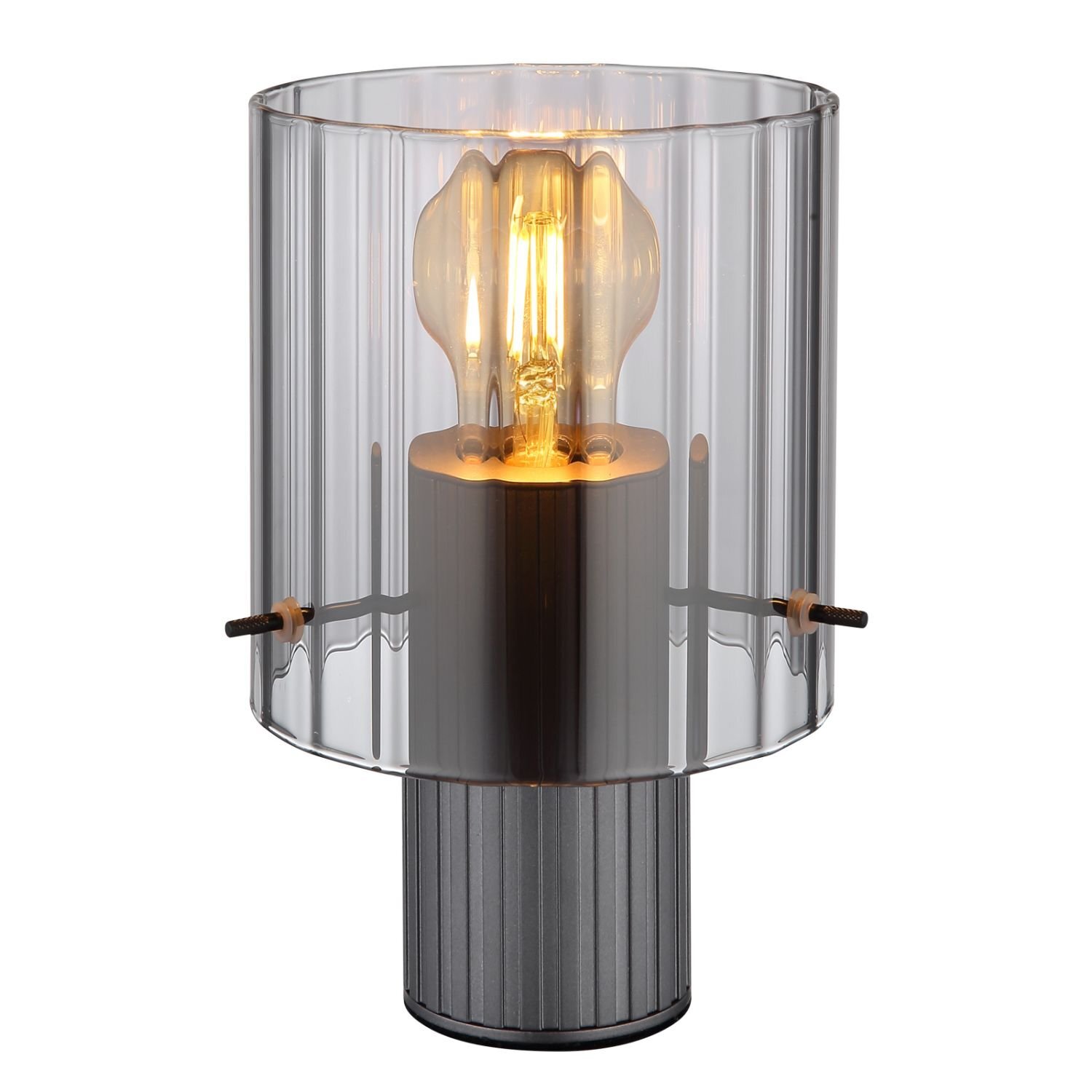 Lampa stołowa z ryflowanym kloszem, przez który widać żarówkę emitującą ciepłe światło. Podstawa lampy jest metaliczna i również ryflowana.