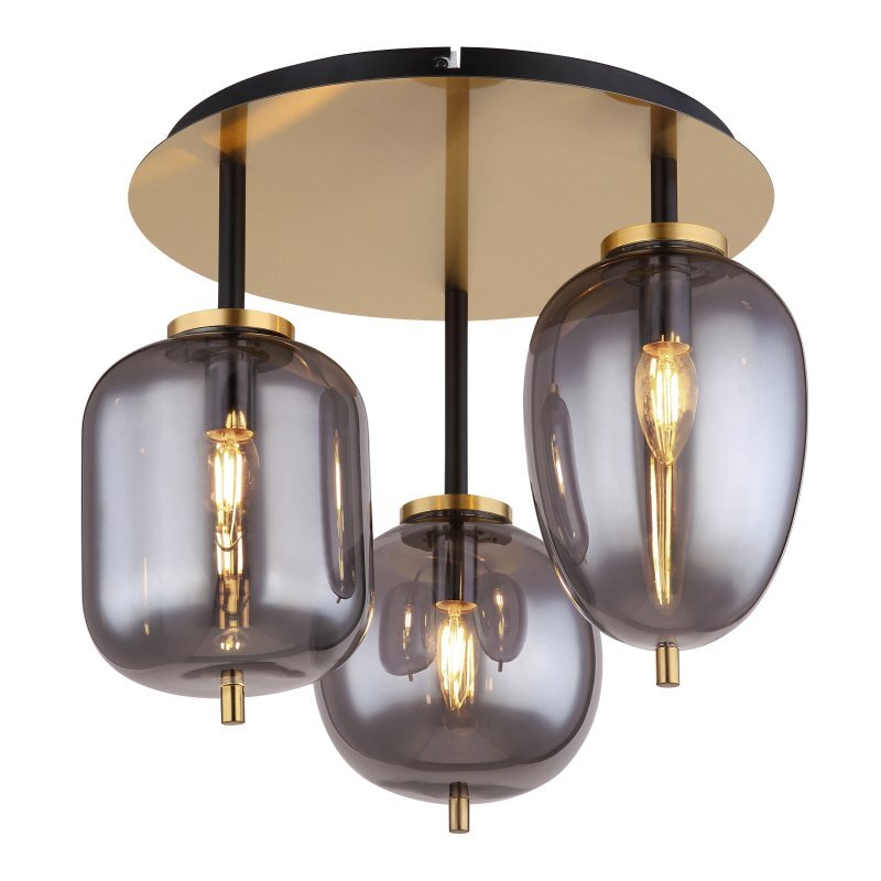 Lampa sufitowa z trzema przydymionymi szklanymi kloszami, zamontowana na metalowej podstawie w kolorze matowego złota. Każdy klosz zawiera żarówkę typu E14.