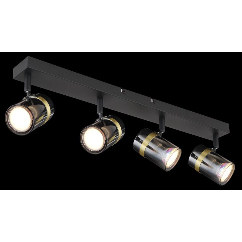 Czarna matowa lampa sufitowa z czterema reflektorami, każdy z przydymionym szkłem i mosiężnymi akcentami. Reflektory są zamontowane na prostokątnej listwie.