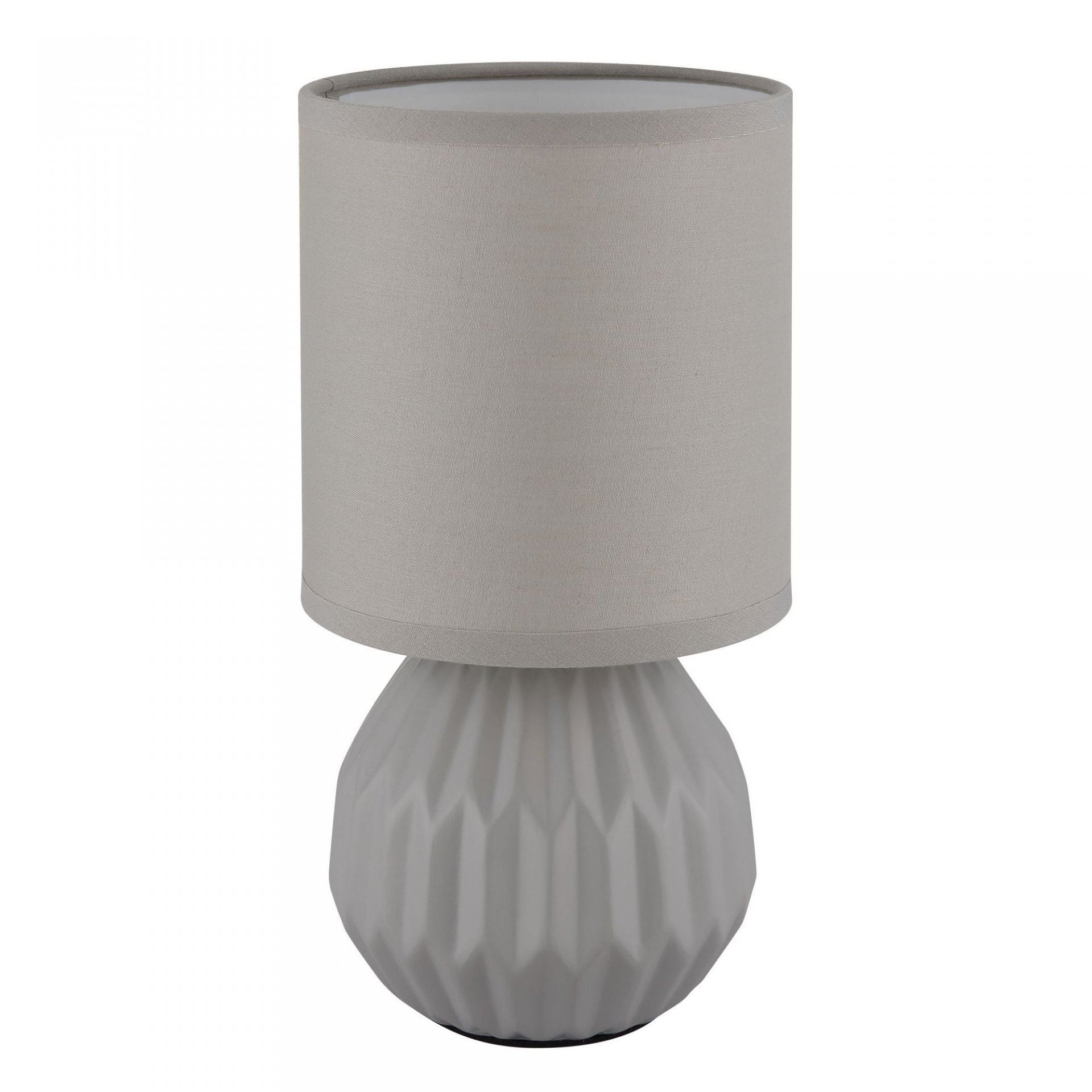 Na obrazie widoczna jest lampa stołowa z szarym, cylindrycznym abażurem i podstawą o geometrycznym wzorze. Lampa ma nowoczesny design.
