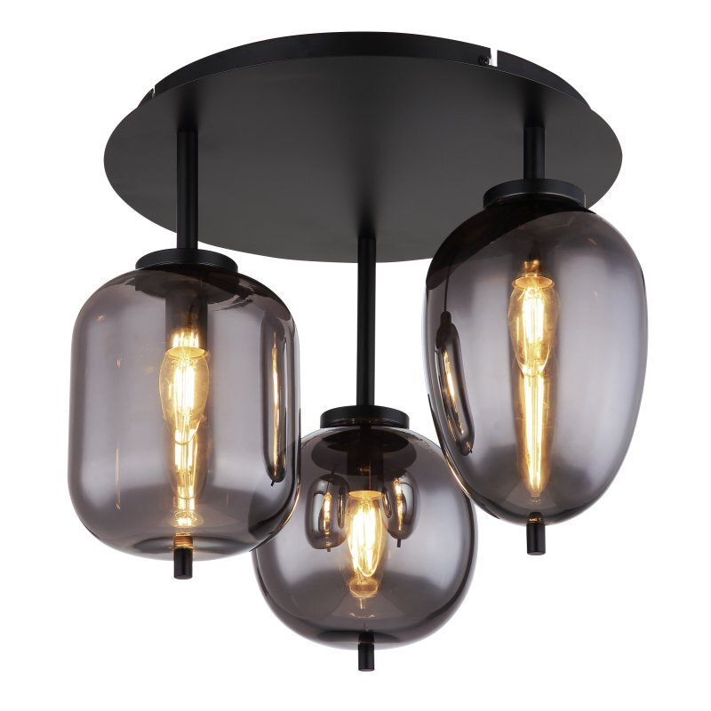 Lampa sufitowa z trzema kloszami wykonanymi z przydymionego szkła, zamontowana na czarnej matowej podstawie. Każdy klosz zawiera żarówkę emitującą ciepłe światło.