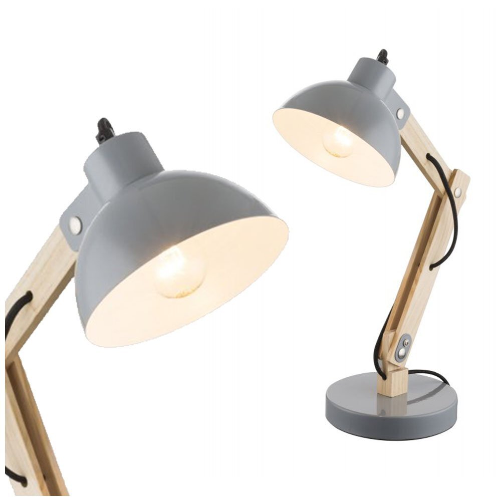 Lampa biurkowa z szarym kloszem i drewnianym wysięgnikiem, umieszczona na okrągłej podstawie. Kabel z wyłącznikiem biegnie wzdłuż wysięgnika.