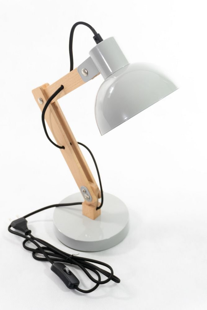 Biała lampa biurkowa z drewnianym wysięgnikiem i metalowym kloszem, stojąca na okrągłej podstawie. Kabel z wtyczką i wyłącznikiem jest widoczny obok lampy.
