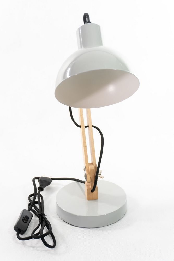 Biała lampa biurkowa z drewnianym wysięgnikiem i okrągłą podstawą. Posiada czarny kabel z wtyczką i wyłącznikiem.
