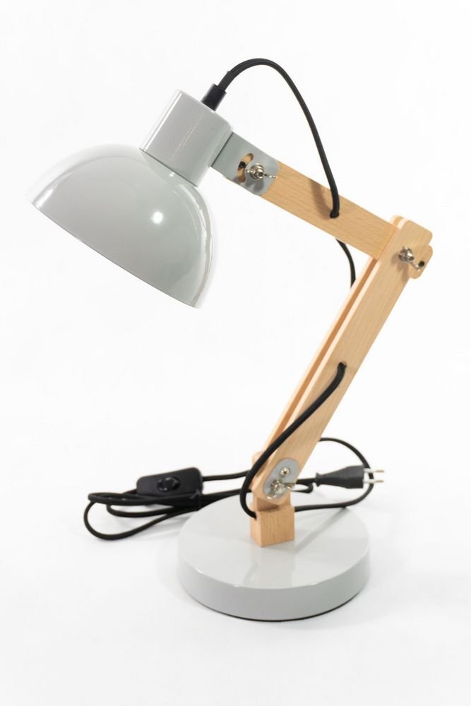 Biała lampa biurkowa na wysięgniku z drewnianymi elementami, posiada kabel z wyłącznikiem i wtyczką. Lampa stoi na okrągłej podstawie, a klosz jest skierowany w dół.