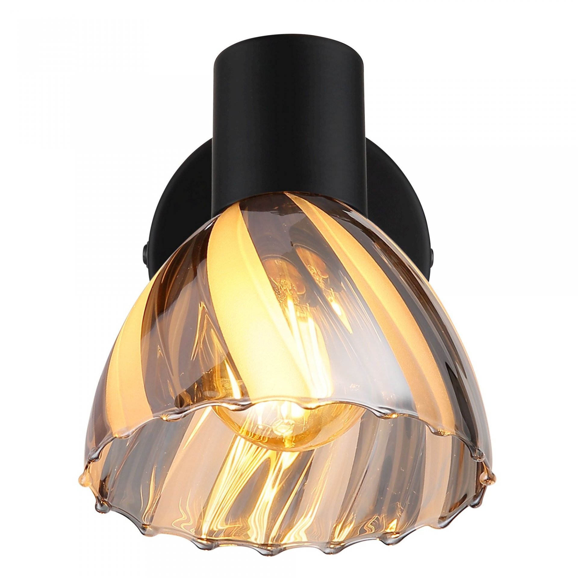 Nowoczesna lampa ścienna z czarną podstawą i szklanym kloszem o spiralnym wzorze, przez który prześwituje ciepłe światło żarówki.