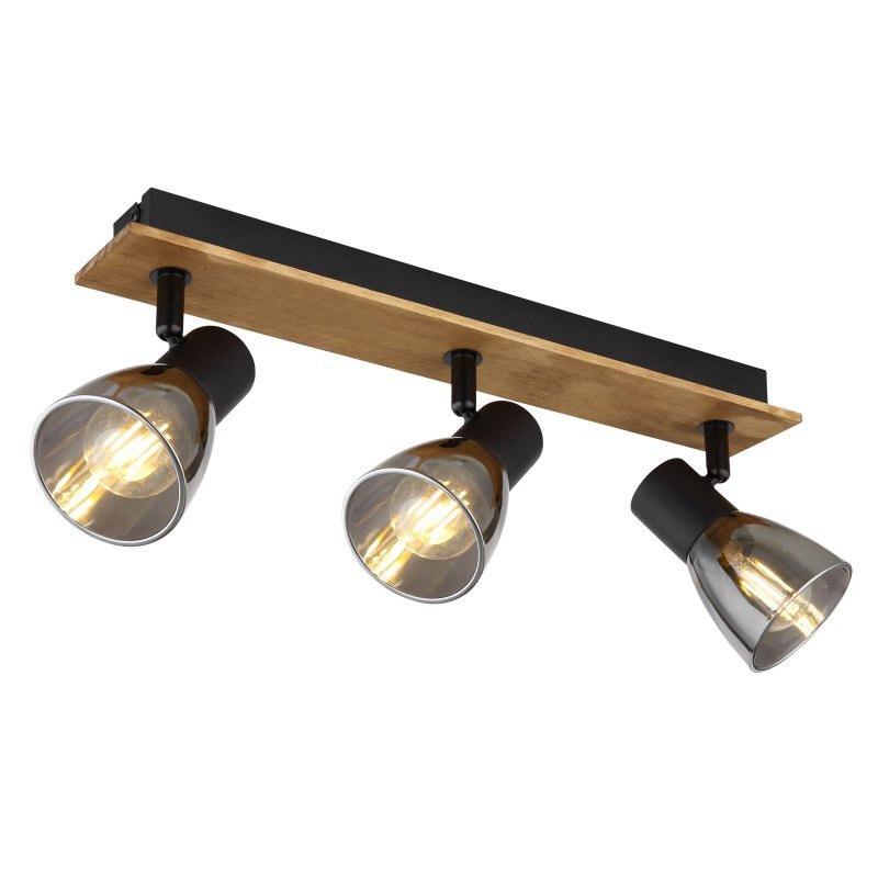 Lampa sufitowa z trzema reflektorami zamontowanymi na drewnianej listwie. Klosze są wykonane ze szkła przydymionego, a elementy mocujące są w kolorze czarnym matowym.
