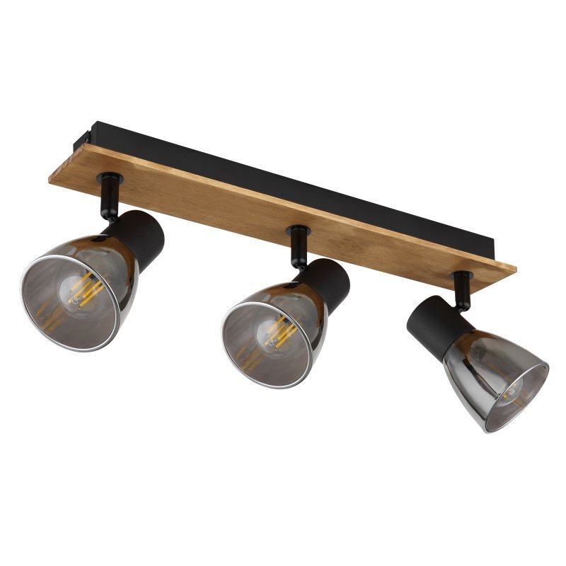 Lampa sufitowa z trzema reflektorami zamontowanymi na drewnianej listwie. Klosze są wykonane z przydymionego szkła, a elementy mocujące są w kolorze czarnego matu.