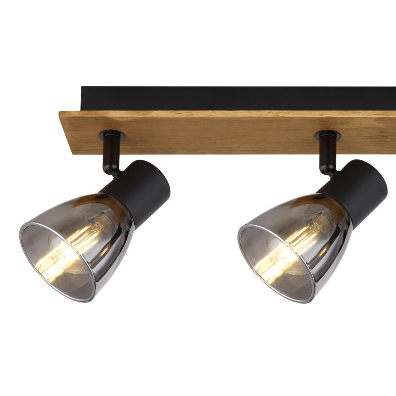 Lampa sufitowa z dwoma reflektorami na drewnianej podstawie, z czarnymi matowymi elementami i przydymionymi szklanymi kloszami. Wewnątrz kloszy widoczne są żarówki.