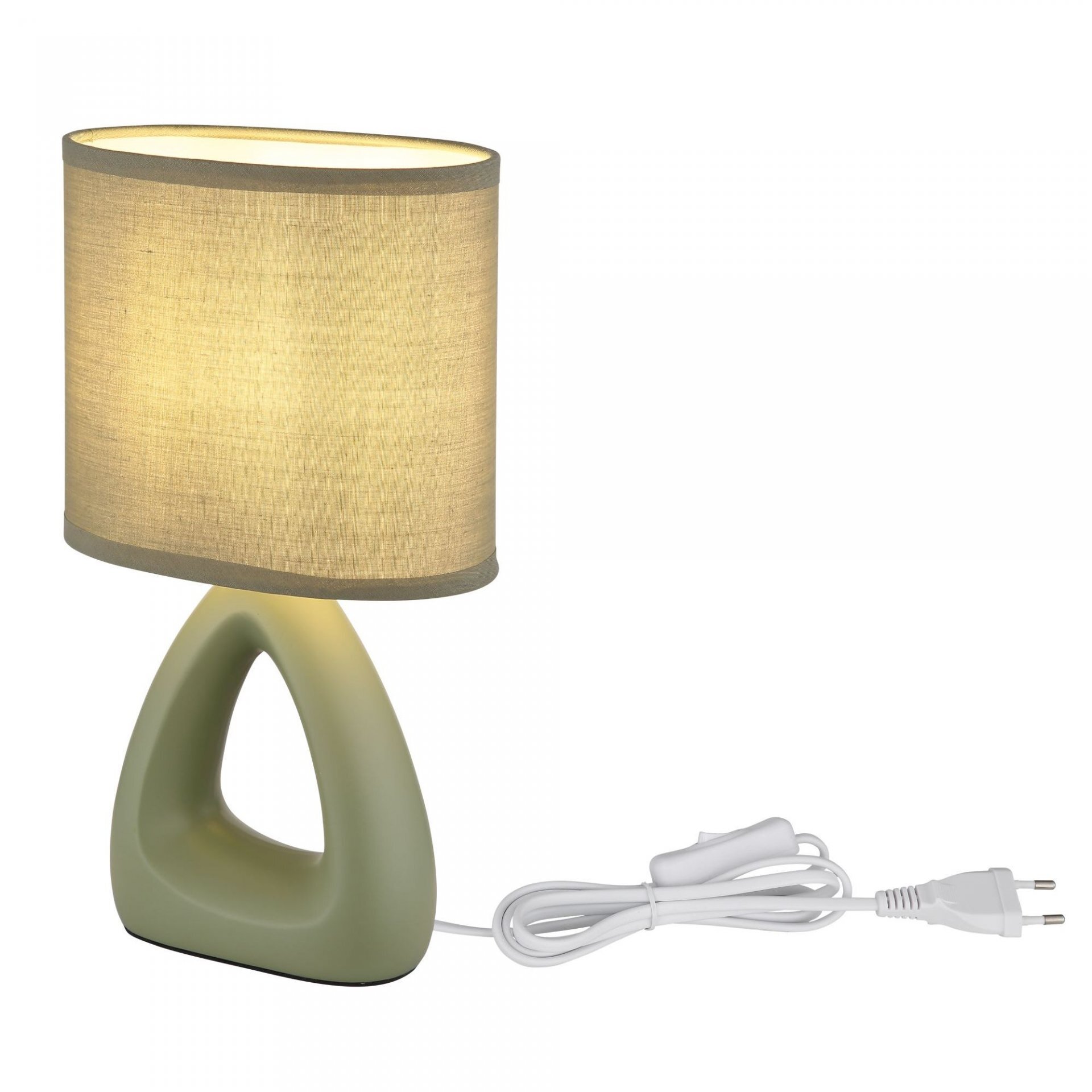 Lampa stołowa z beżowym abażurem i podstawą w kształcie trójkąta. Do lampy dołączony jest biały przewód z wtyczką.