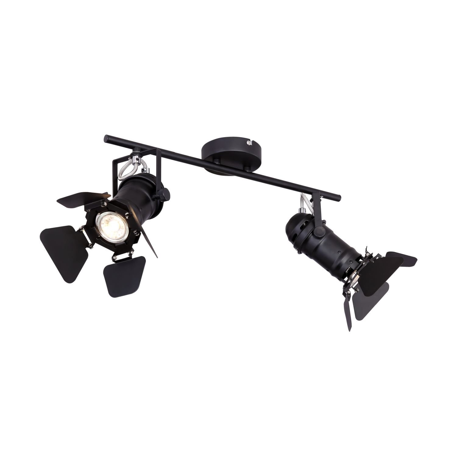 Czarny reflektor sufitowy z dwoma regulowanymi lampami punktowymi, każda z osłonami przypominającymi klapki reflektorów scenicznych. Lampa zamontowana jest na prostym, metalowym uchwycie sufitowym.