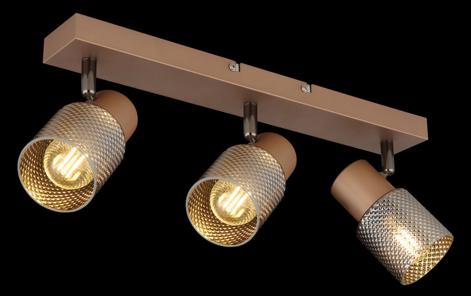 Lampa sufitowa z trzema reflektorami o nowoczesnym designie, każdy z metalowym kloszem o fakturze siatki. Klosze są zamontowane na prostokątnej listwie w kolorze brązowym.