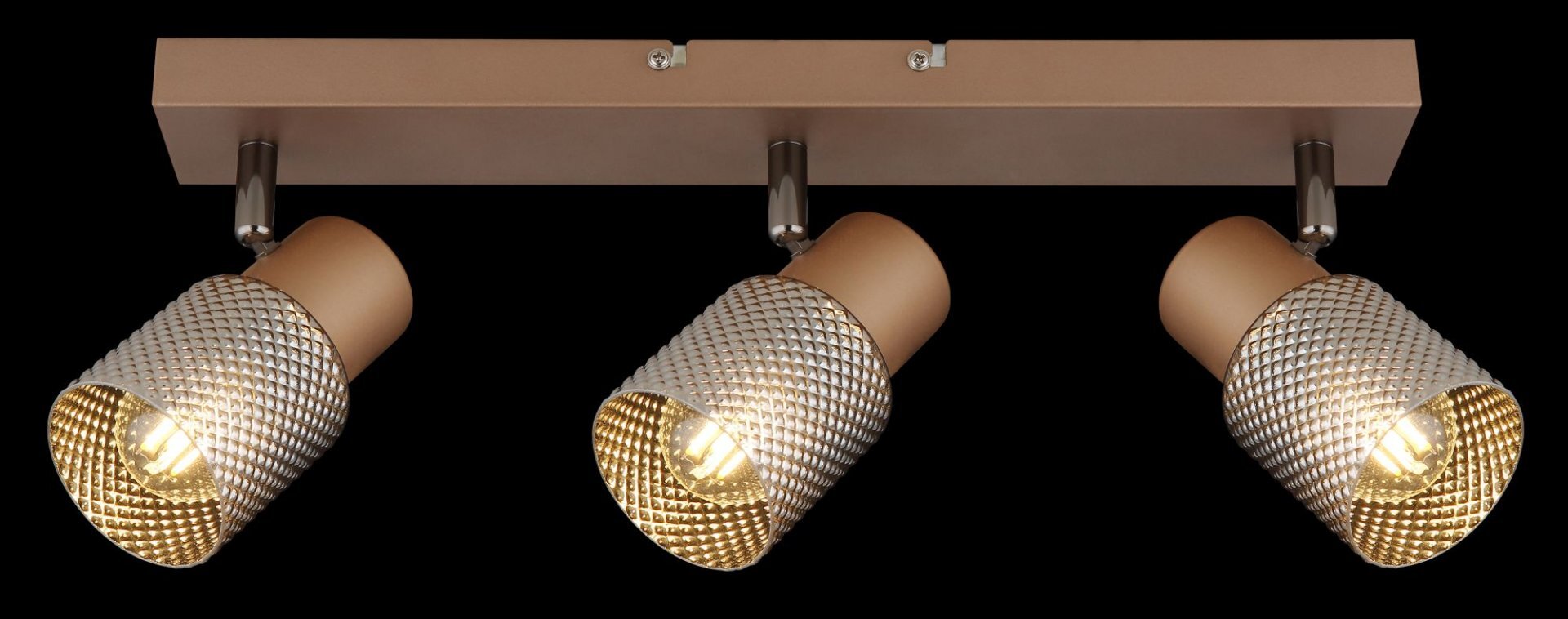 Lampa sufitowa z trzema reflektorami o nowoczesnym designie, z metalowymi kloszami o fakturze siatki. Klosze są zamontowane na prostokątnej listwie w kolorze brązowym.
