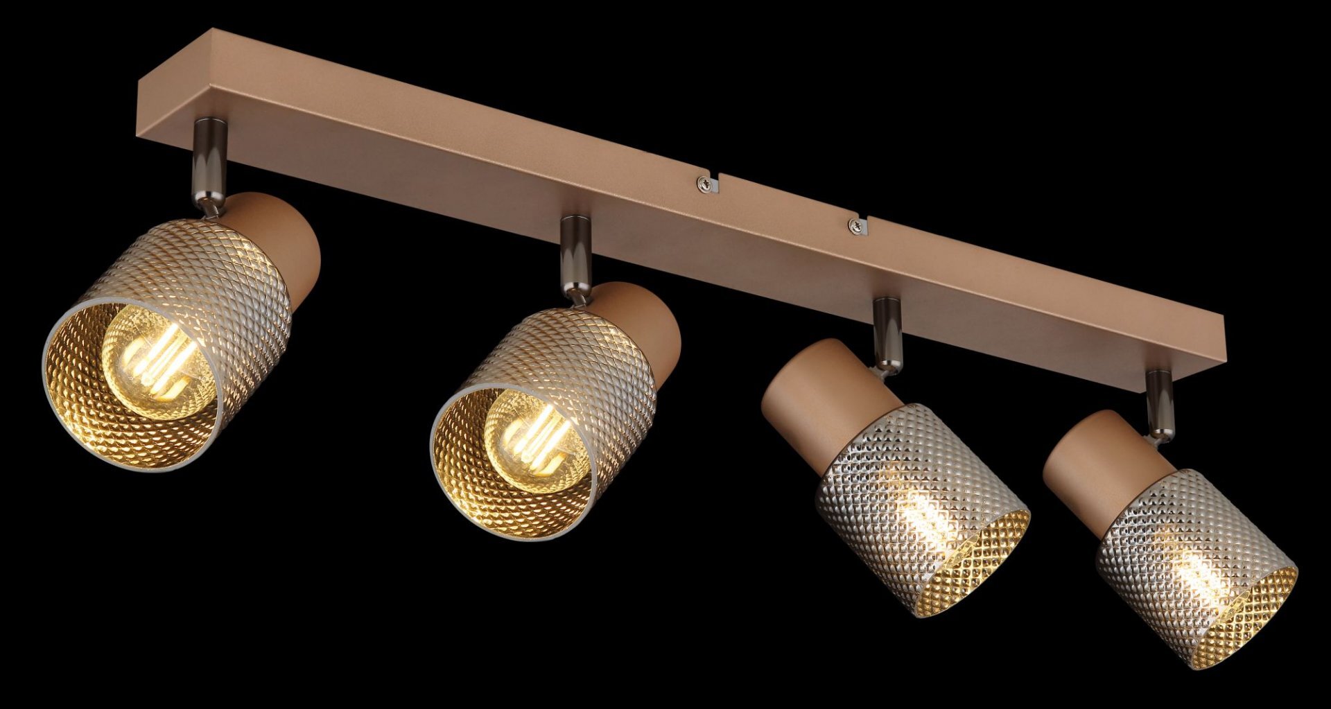 Lampa sufitowa z czterema reflektorami o metalicznej, perforowanej powierzchni, zamontowana na prostokątnej listwie. Każdy reflektor posiada widoczną żarówkę wewnątrz.