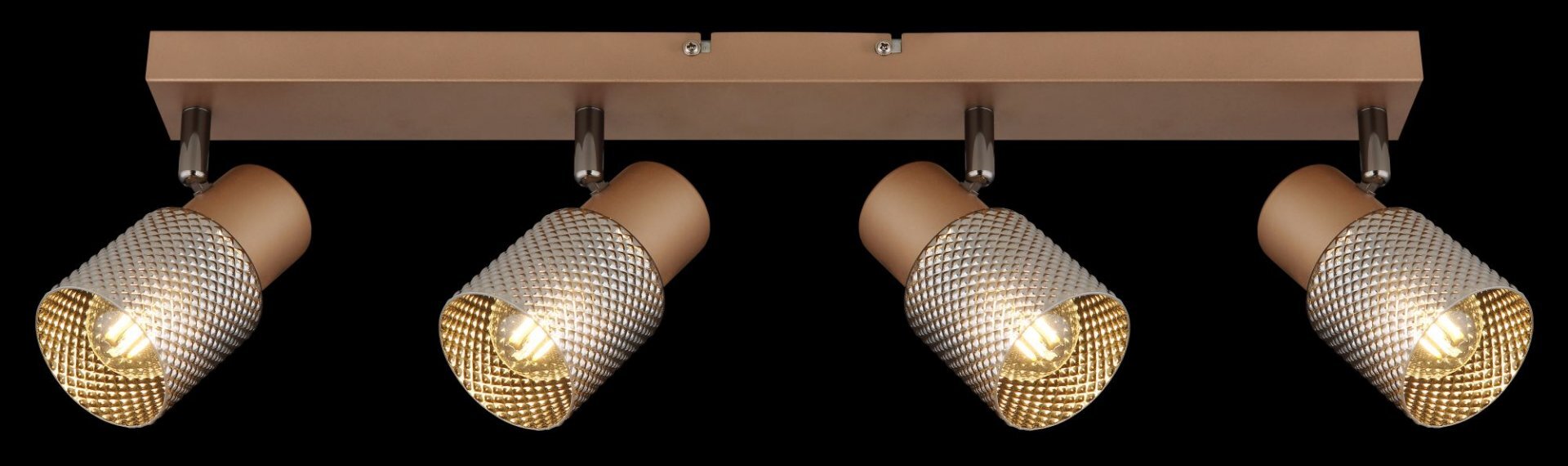 Lampa sufitowa z czterema reflektorami o siatkowej strukturze, zamontowana na prostokątnej listwie. Każdy reflektor emituje ciepłe światło.
