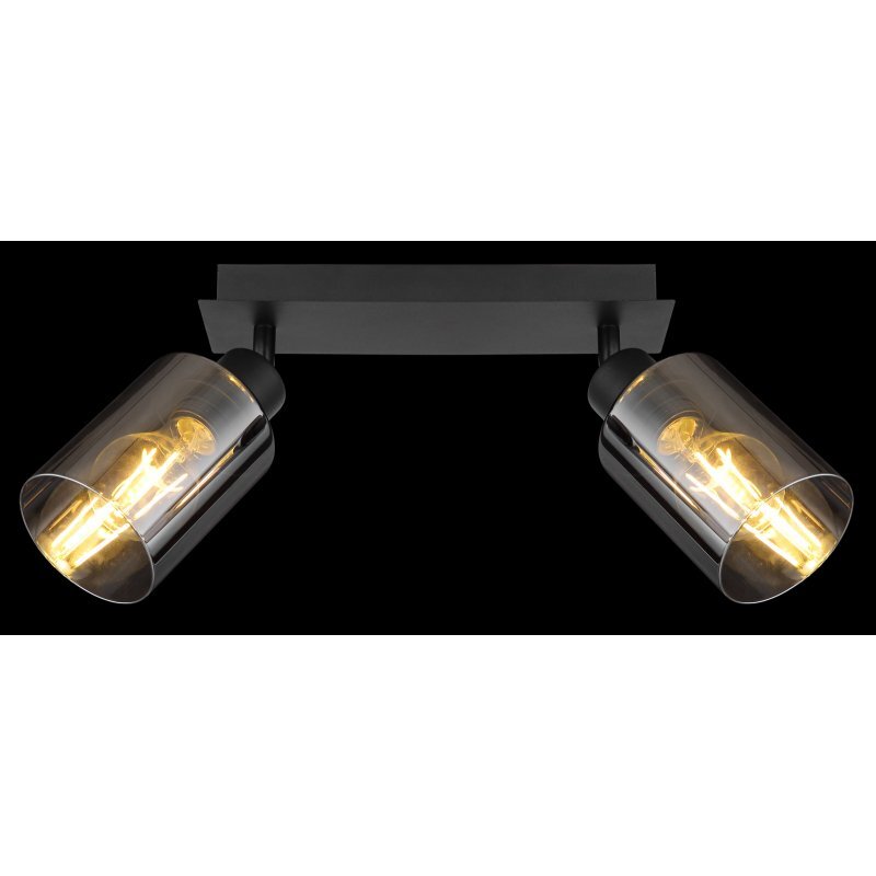 Czarna lampa sufitowa z dwoma reflektorami, każdy z przydymionym szklanym kloszem, w których widoczne są żarówki. Reflektory zamontowane są na prostokątnej podstawie.