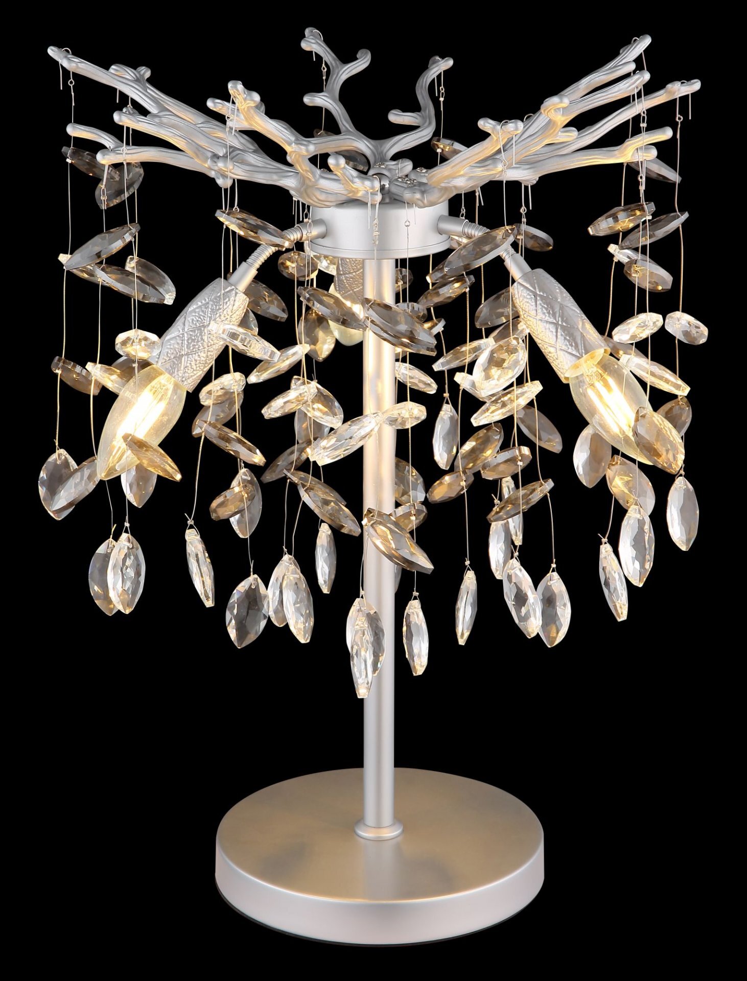 Lampa stołowa z ozdobnymi kryształkami zawieszonymi na metalowych gałązkach, z eleganckim, nowoczesnym designem. Podstawa lampy jest okrągła i metaliczna.