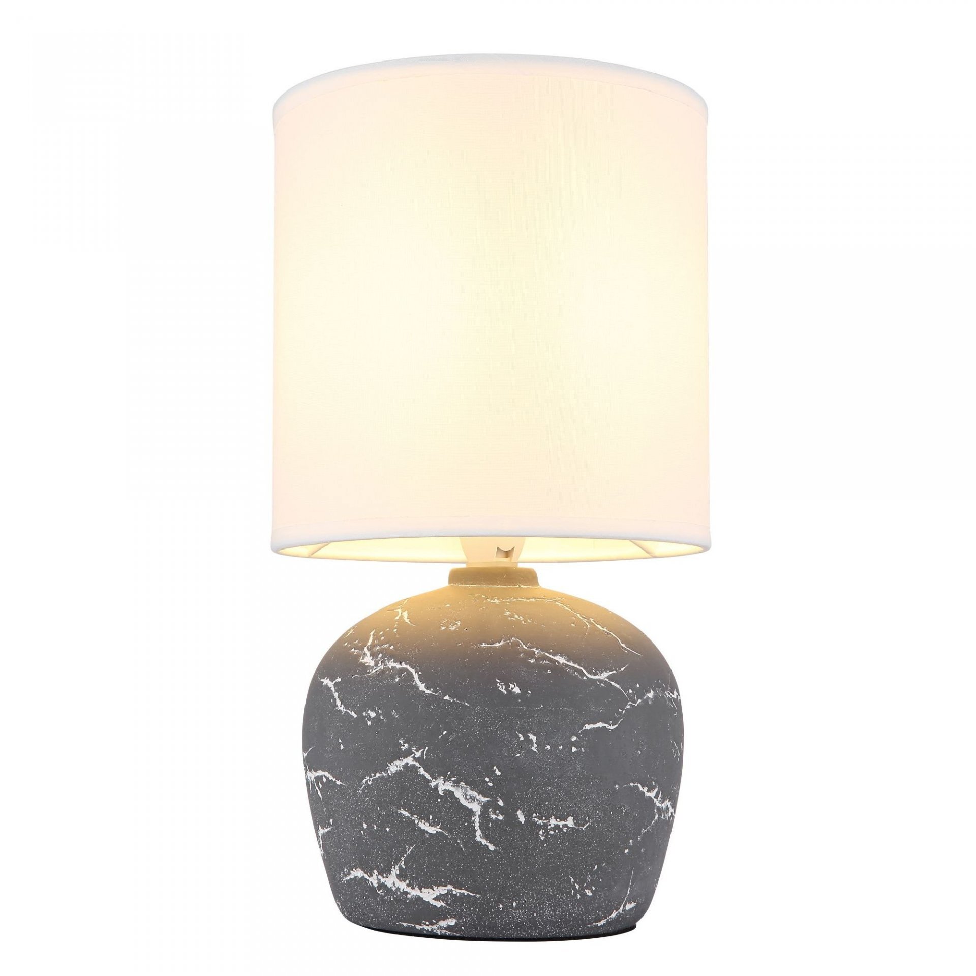 Lampa stołowa z białym, cylindrycznym abażurem i podstawą o marmurowym wzorze w odcieniach szarości. Światło lampy jest ciepłe i rozproszone.