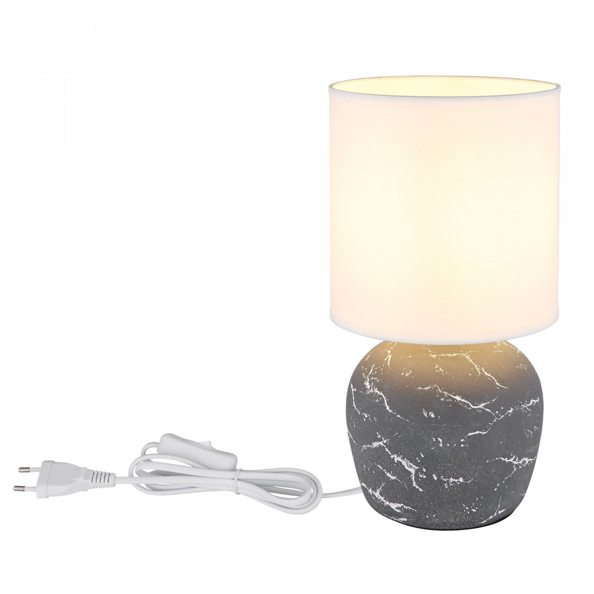 Lampa stołowa z białym abażurem i podstawą o marmurowym wzorze. Obok lampy znajduje się biały przewód z wtyczką i przełącznikiem.