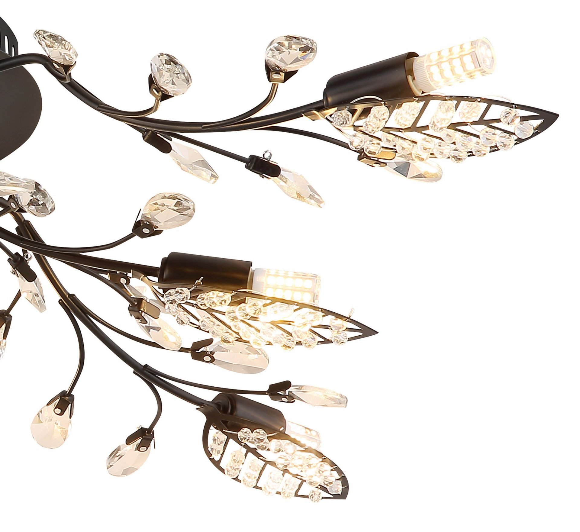 Lampa sufitowa z metalowymi ramionami ozdobionymi przezroczystymi kryształkami i żarówkami LED. Konstrukcja przypomina gałęzie z liśćmi, tworząc elegancki i nowoczesny wygląd.