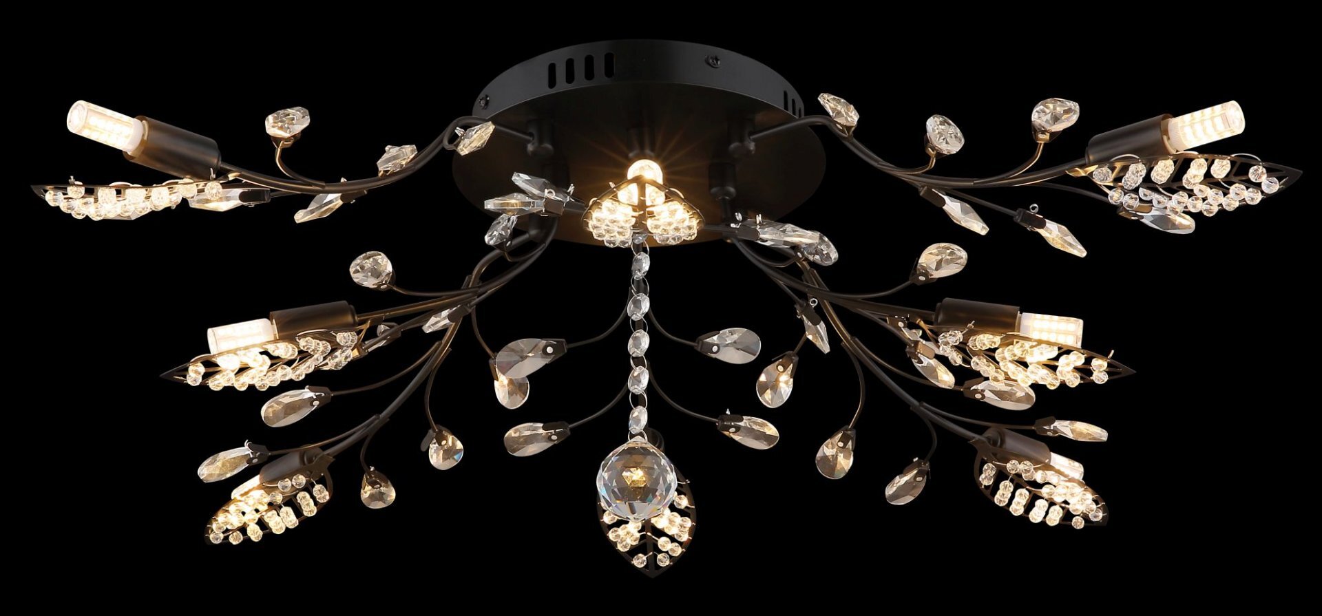 Lampa sufitowa z czarną podstawą i rozgałęzionymi ramionami ozdobionymi kryształkami oraz żarówkami LED. Centralnie umieszczony kryształek zwisa z podstawy, tworząc elegancki efekt świetlny.