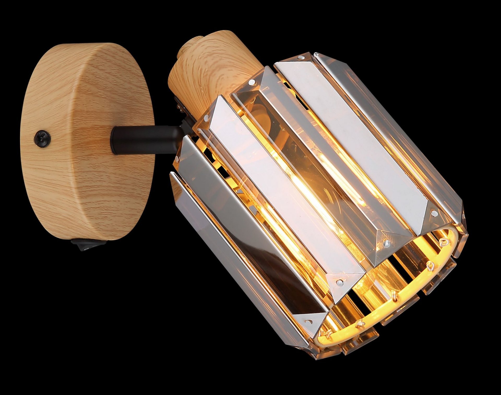 Lampa punktowa z drewnianą podstawą i metalowym kloszem o nowoczesnym designie, emitująca ciepłe światło. Klosz składa się z metalowych paneli ułożonych w geometryczny wzór.