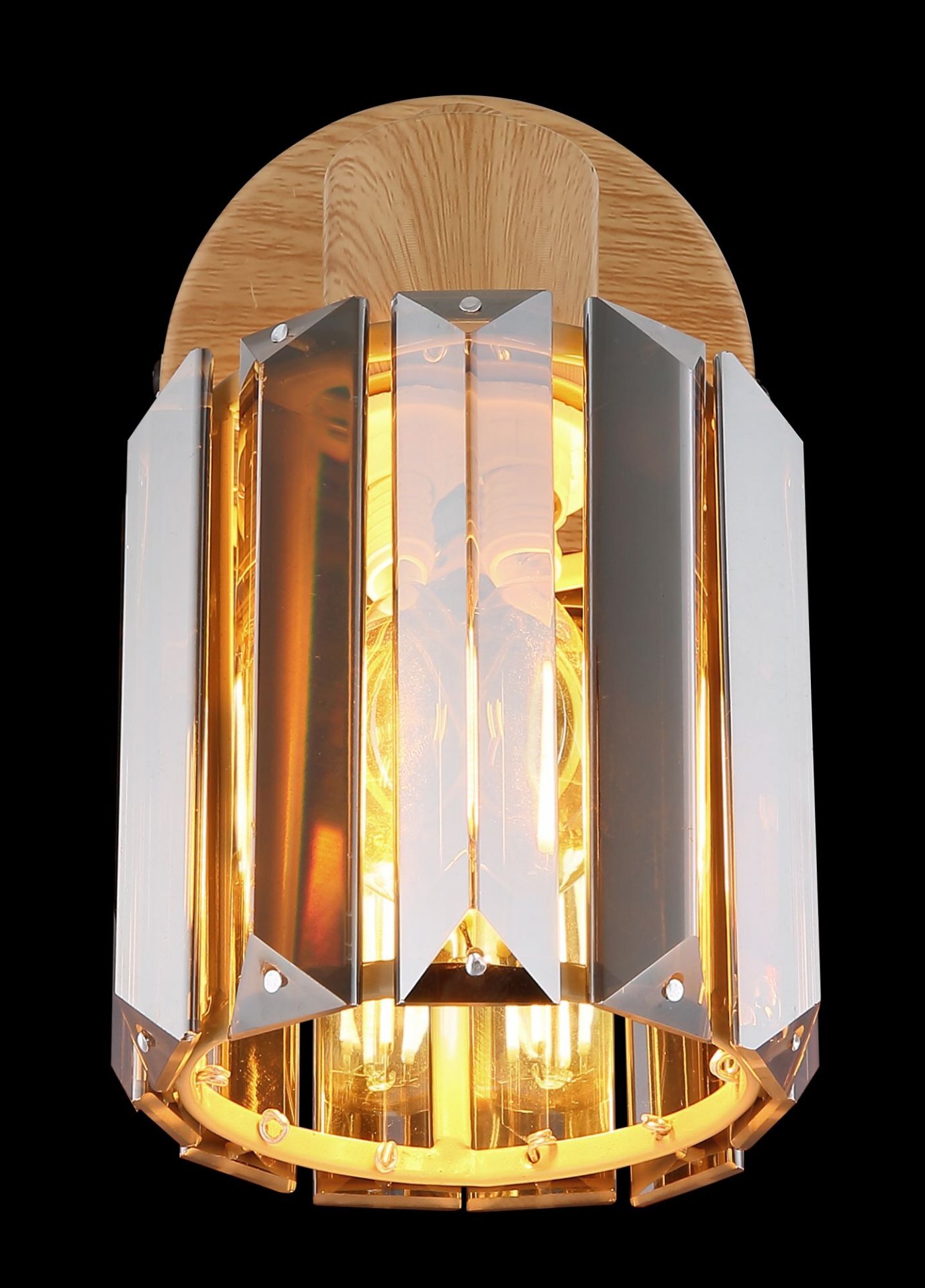 Lampa punktowa o nowoczesnym designie z drewnianą podstawą i metalowymi elementami, emitująca ciepłe światło. Konstrukcja składa się z pionowych, błyszczących paneli otaczających źródło światła.