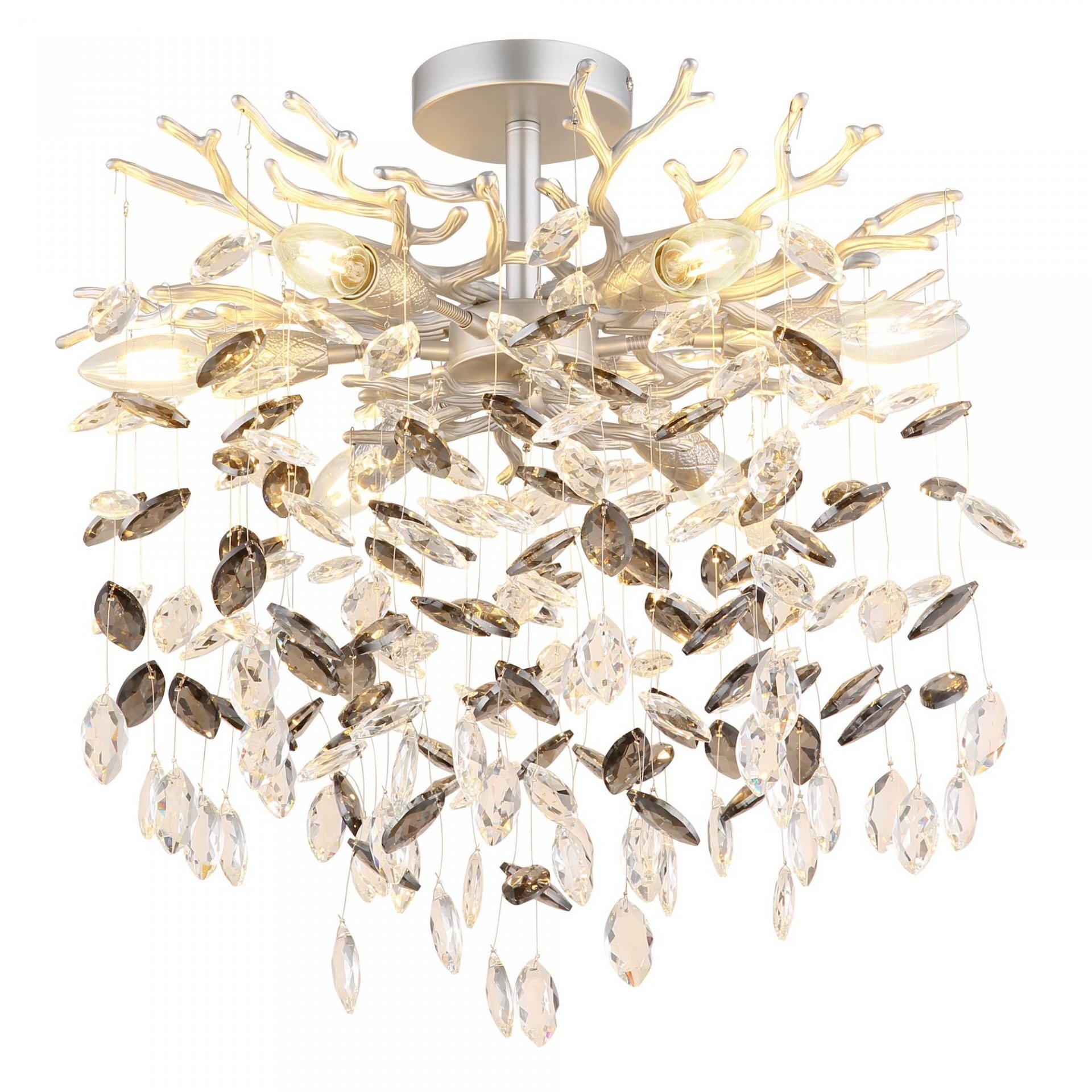Lampa sufitowa z metalową konstrukcją i wiszącymi kryształowymi elementami w kształcie liści. Światło odbija się od kryształów, tworząc efektowne refleksy.