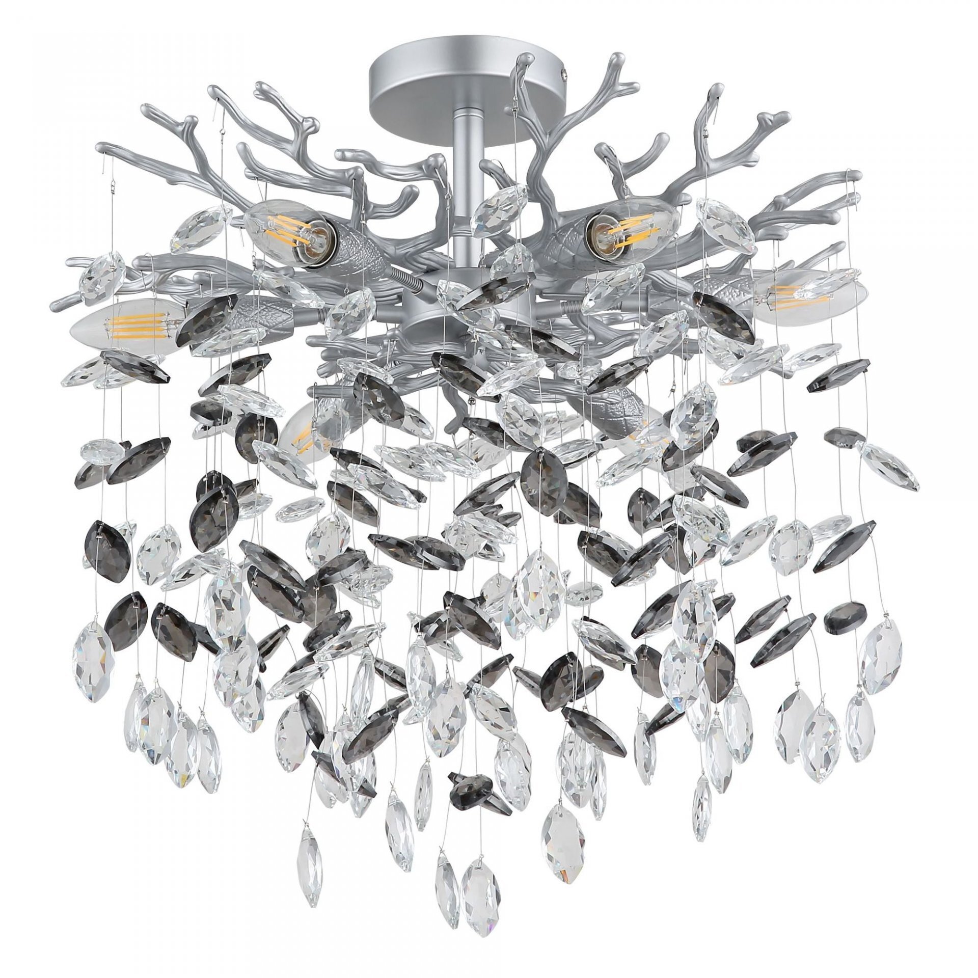 Lampa sufitowa z metalową konstrukcją przypominającą gałęzie, ozdobiona licznymi przezroczystymi i ciemnymi kryształkami zawieszonymi na cienkich żyłkach.