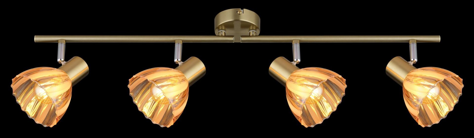 Lampa sufitowa z czterema regulowanymi reflektorami w złotym kolorze, z kloszami o dekoracyjnym wzorze. Całość ma nowoczesny design i jest zamontowana na prostym, metalowym stelażu.